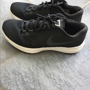 Like new Nike men’s tennis shoes